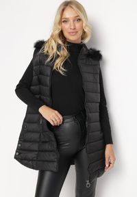 Born2be - Czarna Kamizelka Pikowana ze Sztucznym Futerkiem i Kapturem Semille. Kolor: czarny. Materiał: futro #3
