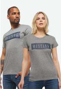 Mustang - 2PAK MUSTANG ALEX C / ALINA C LOGO TEE MĘSKI/DAMSKI T-SHIRT KOSZULKA LOGO LIGHT GREY MELANGE 1013220 4141. Okazja: na co dzień. Materiał: bawełna, jeans. Styl: sportowy, casual, elegancki, klasyczny