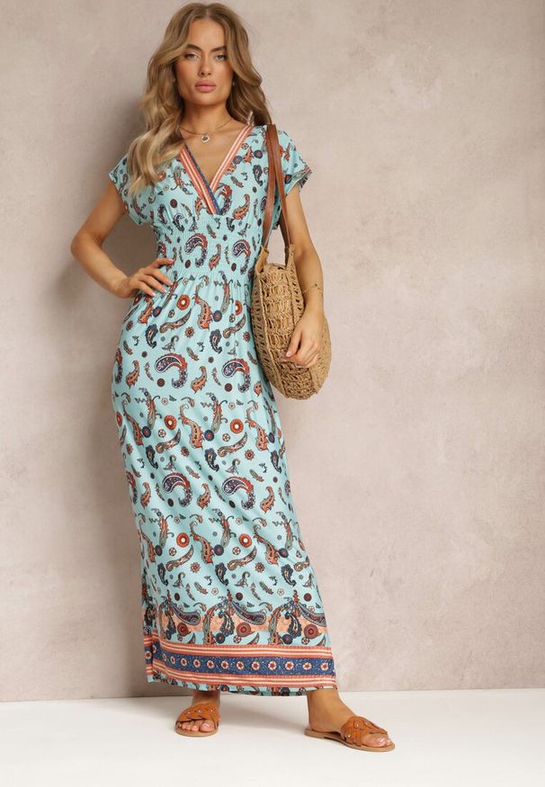 Renee - Jasnoniebieska Rozkloszowana Sukienka Maxi z Printem Paisley z Gumką w Pasie Zoenia. Kolor: niebieski. Wzór: paisley, nadruk. Sezon: lato, wiosna. Długość: maxi