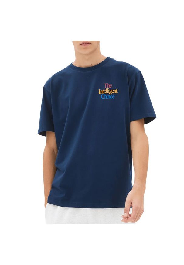 Koszulka New Balance MT23502NGO - granatowa. Kolor: niebieski. Materiał: bawełna. Długość rękawa: krótki rękaw. Długość: krótkie. Wzór: napisy