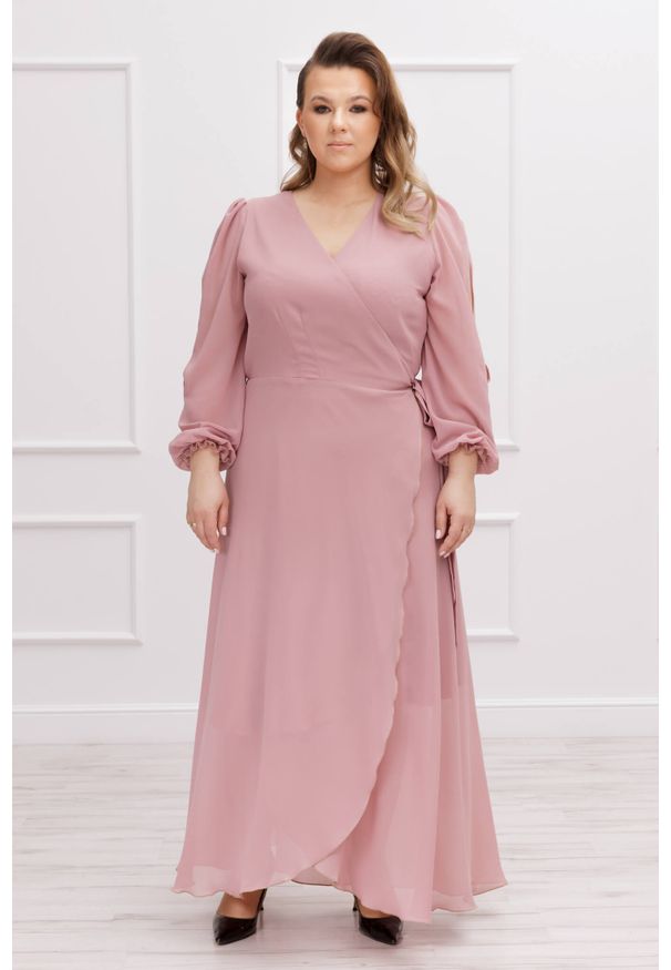 Moda Size Plus Iwanek - Szyfonowa długa sukienka Nikole na wesele w kolorze pudrowego różu plus size xxl. Okazja: na wesele, na ślub cywilny. Typ kołnierza: dekolt w kształcie V. Kolekcja: plus size. Kolor: różowy. Materiał: szyfon. Typ sukienki: dla puszystych. Styl: elegancki. Długość: maxi