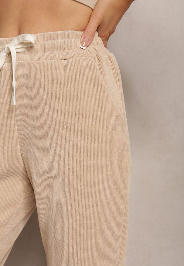 Renee - Jasnobeżowe Szerokie Spodnie Sztruksowe z Gumką w Pasie z Bawełny Ciriana. Okazja: na co dzień. Kolor: beżowy. Materiał: sztruks, bawełna. Styl: casual, sportowy, elegancki