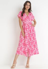 Born2be - Różowa Rozkloszowana Sukienka Midi z Gumką w Pasie z Wiskozy Quetza. Kolor: różowy. Materiał: wiskoza. Długość rękawa: krótki rękaw. Wzór: kwiaty. Długość: midi #1