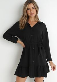 Born2be - Czarna Sukienka Koszulowa z Falbanką i Wiązanym Paskiem Fian. Kolor: czarny. Materiał: materiał. Długość rękawa: długi rękaw. Typ sukienki: koszulowe. Styl: klasyczny. Długość: mini #1