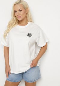 Born2be - Biały T-shirt z Bawełny z Naszywką Kwiatu Firirene. Okazja: na co dzień. Kolor: biały. Materiał: bawełna. Wzór: aplikacja, kwiaty. Styl: elegancki, casual