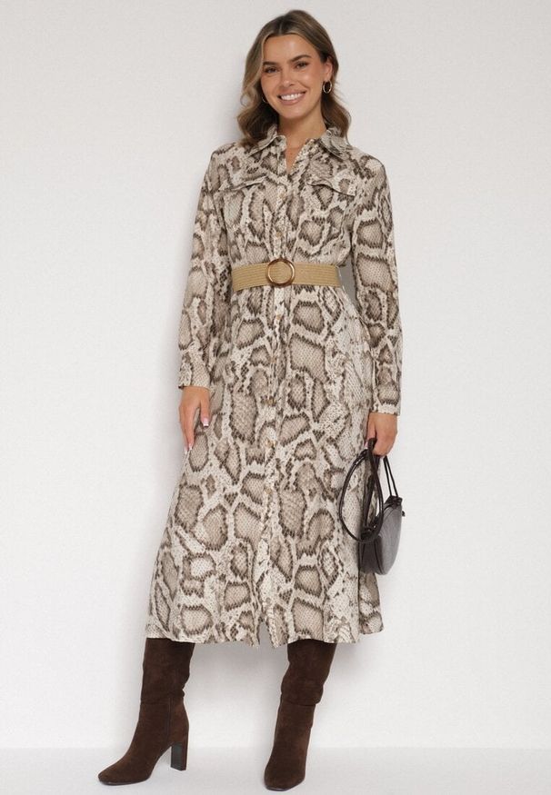 Born2be - Beżowa Sukienka Koszulowa z Wiskozą Zdobiona Paskiem i Wzorem w Węża Delane. Okazja: na co dzień. Kolor: beżowy. Materiał: wiskoza. Wzór: aplikacja. Typ sukienki: koszulowe. Styl: casual, elegancki