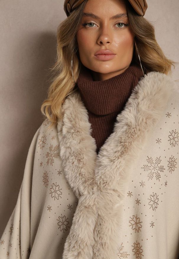 Renee - Jasnobeżowe Ponczo z Wełny i Wiskozy z Futerkiem i Błyszczącymi Cyrkoniami Issanel. Okazja: na co dzień. Kolor: beżowy. Materiał: wełna, wiskoza, futro. Wzór: aplikacja. Styl: wizytowy, casual, elegancki