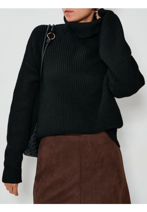 Sinsay - Prążkowany golf - czarny. Typ kołnierza: golf. Kolor: czarny. Materiał: prążkowany