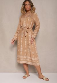 Renee - Beżowa Pudełkowa Sukienka Boho w Etniczne Wzory z Paskiem Lisalenea. Okazja: na co dzień. Kolor: beżowy. Długość rękawa: długi rękaw. Sezon: lato. Styl: boho
