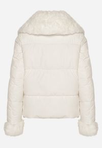 Born2be - Biała Pikowana Kurtka z Szerokim Kołnierzem z Futerkiem Galerra. Okazja: na spacer, na co dzień. Kolor: biały. Materiał: futro. Sezon: zima. Styl: casual, elegancki #7