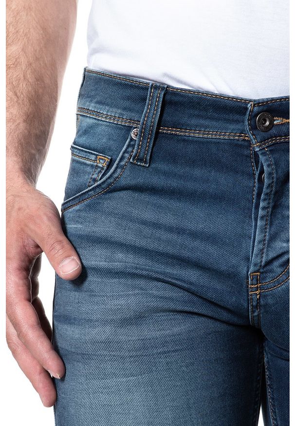 Mustang - SPODENKI MUSTANG Chicago Short DENIM BLUE 1007754 5000 943. Materiał: denim. Długość: do kolan. Wzór: aplikacja. Sezon: lato