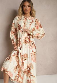 Renee - Jasnobeżowa Sukienka z Wiskozą o Rozkloszowanym Kroju w Kwiatowy Print Ridiorielle. Okazja: na co dzień. Kolor: beżowy. Materiał: wiskoza. Długość rękawa: długi rękaw. Wzór: kwiaty, nadruk. Typ sukienki: proste. Styl: casual