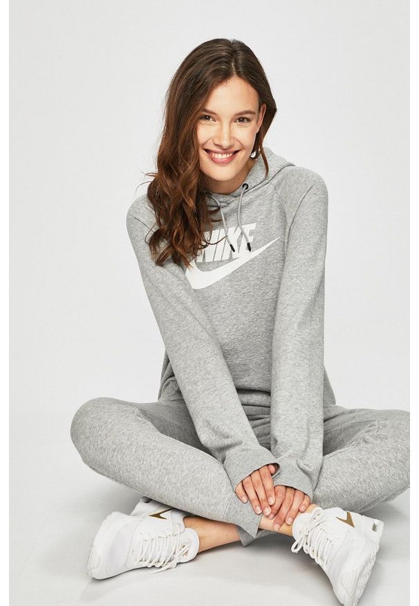 Nike Sportswear - Bluza. Okazja: na co dzień. Kolor: szary. Materiał: dzianina. Długość rękawa: raglanowy rękaw. Wzór: nadruk. Styl: casual