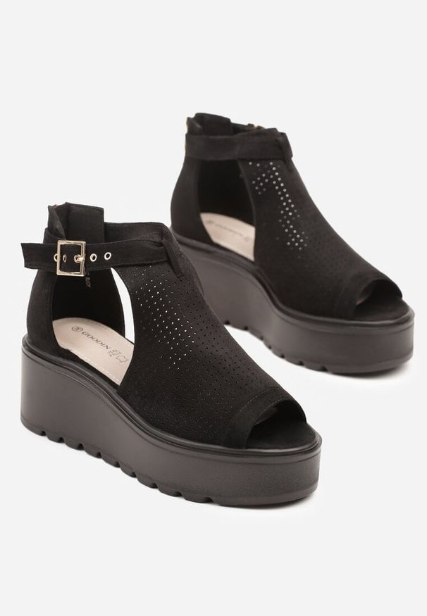 Renee - Czarne Sandały na Koturnie ze Skórzaną Wkładką z Paskiem i Wycięciami Ciaralina. Okazja: na co dzień, na spacer. Zapięcie: pasek. Kolor: czarny. Materiał: skóra. Sezon: lato. Obcas: na koturnie. Styl: elegancki, casual