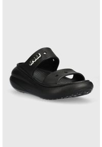 Crocs klapki Classic Crush Sandal damskie kolor czarny na platformie 207670 207670.001-001. Kolor: czarny. Materiał: materiał, guma. Wzór: gładki. Obcas: na platformie #4