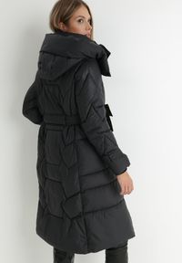 Born2be - Czarna Kurtka z Paskiem i Saszetką Pikowana Długa Phinare. Kolor: czarny. Materiał: materiał. Długość: długie. Wzór: aplikacja #7