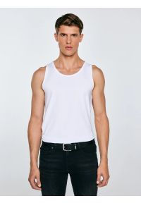 Big-Star - Koszulka męska slim bez rękawów biała Dero 101. Okazja: na co dzień. Kolor: biały. Długość rękawa: bez rękawów. Wzór: aplikacja. Styl: casual, klasyczny #1
