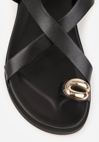 Renee - Czarne Sandały w Stylu Japonek VICES z Paskiem na Palec i Zdobieniem Lilvia. Okazja: na imprezę, na co dzień. Zapięcie: pasek. Kolor: czarny. Materiał: satyna. Wzór: aplikacja. Sezon: lato. Styl: casual, elegancki #7