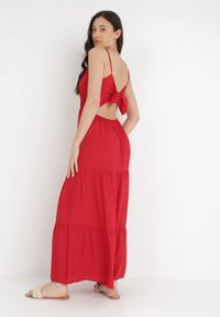 Born2be - Czerwona Sukienka Euneope. Kolor: czerwony. Materiał: tkanina. Długość rękawa: na ramiączkach. Wzór: aplikacja, ażurowy. Styl: wakacyjny. Długość: midi