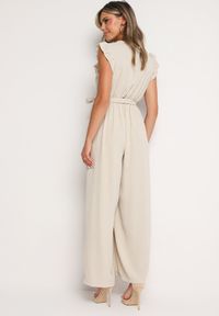 Born2be - Beżowy Taliowany Kombinezon Koktajlowy z Paskiem w Talii i Falbanami przy Ramionach Vimarine. Okazja: na imprezę. Kolor: beżowy. Materiał: jeans. Styl: wizytowy #3