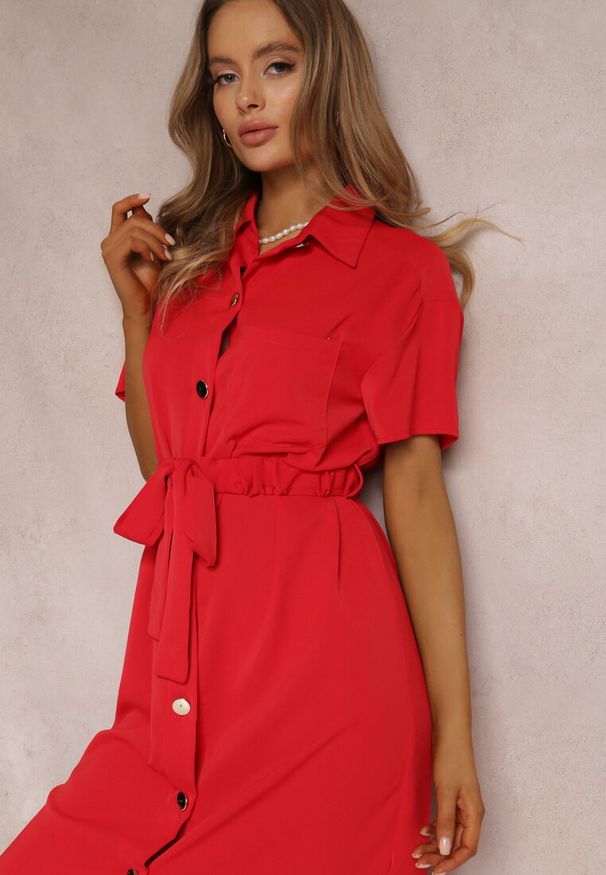 Renee - Czerwona Sukienka Malora. Kolekcja: plus size. Kolor: czerwony. Materiał: materiał. Długość rękawa: krótki rękaw. Typ sukienki: dla puszystych, koszulowe. Styl: elegancki. Długość: midi