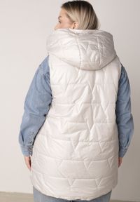 Born2be - Jasnoszara Kamizelka z Nieodpinanym Kapturem i Geometrycznym Pikowaniem Kalousa. Okazja: na co dzień. Kolor: szary. Materiał: jeans, dresówka. Długość rękawa: długi rękaw. Wzór: geometria. Styl: casual, klasyczny #6