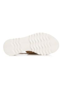 Wittchen - Damskie sandały zamszowe na platformie w paski beżowo-białe. Okazja: na spacer. Nosek buta: okrągły. Zapięcie: pasek. Kolor: biały, wielokolorowy, beżowy. Materiał: zamsz, skóra. Wzór: paski. Sezon: lato. Obcas: na platformie #5