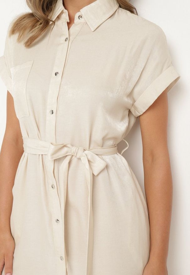 Born2be - Beżowa Sukienka Koszulowa Zapinana na Guziki z Rozcięciem Wiązana Materiałowym Paskiem Nestari. Typ kołnierza: dekolt w kształcie V. Kolor: beżowy. Materiał: materiał. Długość rękawa: krótki rękaw. Typ sukienki: koszulowe. Styl: elegancki