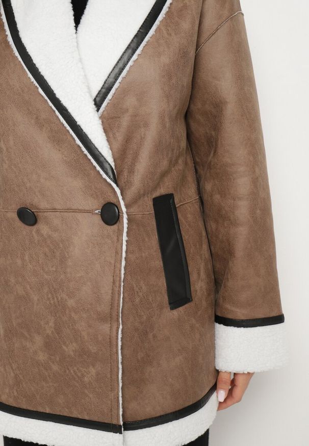 Born2be - Ciemnobrązowa Kurtka Biker o Kroju Marynarki Ocieplona Futerkiem Typu Baranek Saliria. Okazja: na co dzień. Kolor: brązowy. Materiał: futro. Styl: elegancki, casual