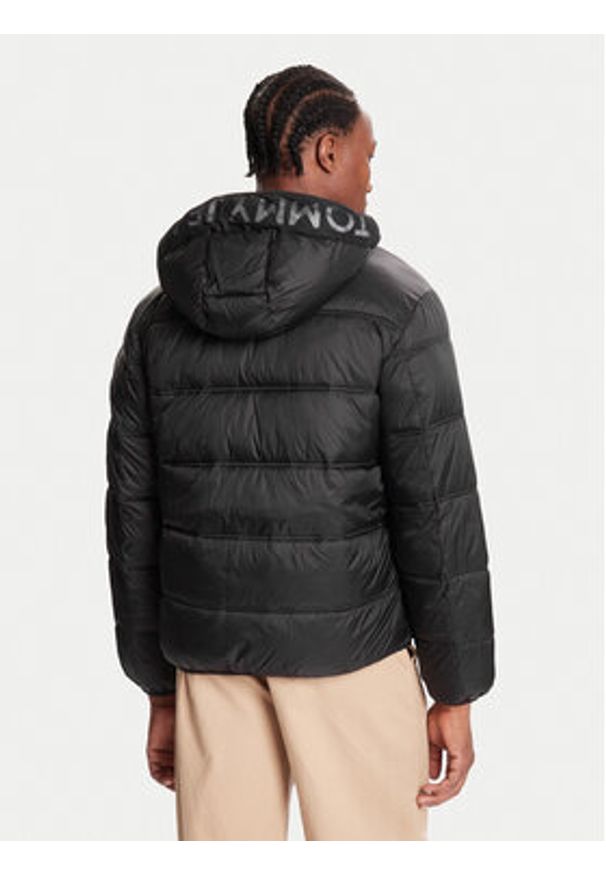 Tommy Jeans Kurtka zimowa DM0DM22044 Czarny Regular Fit. Kolor: czarny. Materiał: syntetyk. Sezon: zima