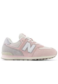 Buty New Balance GC574BKM - różowe. Okazja: na uczelnię, na co dzień. Zapięcie: rzepy. Kolor: różowy. Materiał: guma, syntetyk, zamsz, materiał. Szerokość cholewki: normalna. Model: New Balance 574. Sport: turystyka piesza