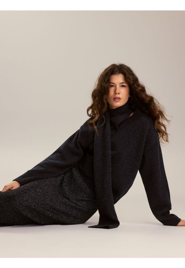 Reserved - Wełniany sweter z szalem - ciemnoszary. Kolor: szary. Materiał: wełna