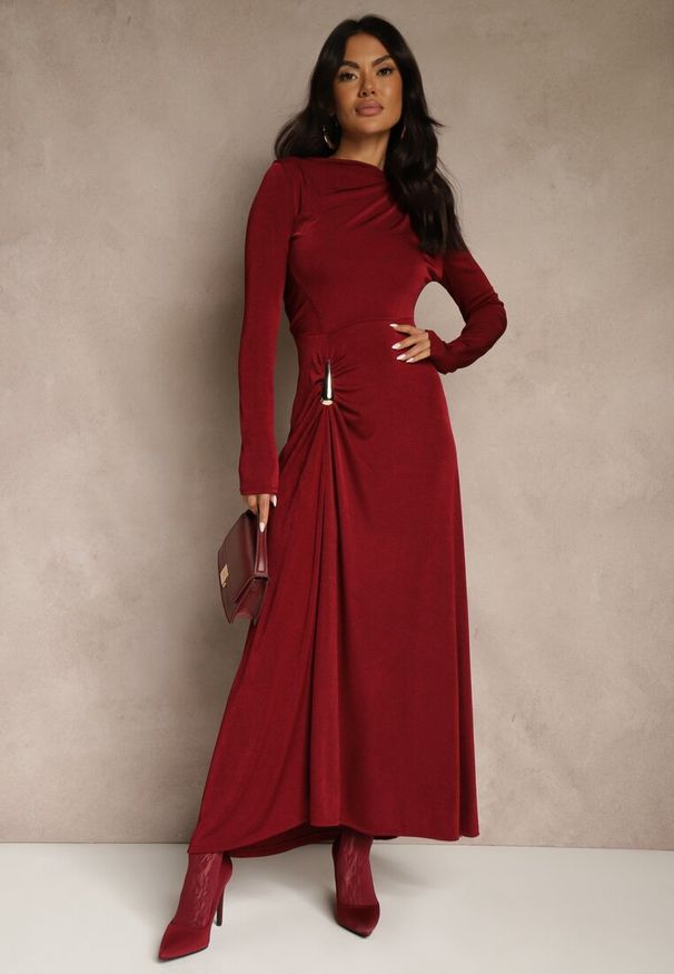 Renee - Bordowa Sukienka Koktajlowa z Marszczeniem i Metaliczną Ozdobą Retanda. Okazja: do pracy, na spotkanie biznesowe, na imprezę, na randkę. Kolor: czerwony. Wzór: aplikacja. Typ sukienki: asymetryczne. Styl: wizytowy