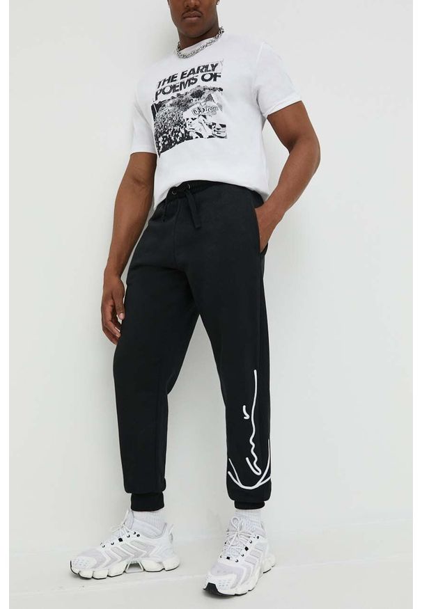 Karl Kani spodnie dresowe kolor czarny z aplikacją 6004039-black. Kolor: czarny. Materiał: dresówka. Wzór: aplikacja