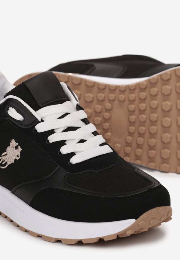Born2be - Czarne Sneakersy na Płaskiej Podeszwie z Metaliczną Wstawką Ezrali. Okazja: na co dzień, na spacer. Zapięcie: sznurówki. Kolor: czarny. Materiał: koronka, jeans. Wzór: aplikacja, koronka. Obcas: na płaskiej podeszwie. Sport: turystyka piesza
