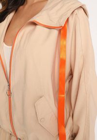 Born2be - Ciemnobeżowa Kurtka Jednorzędowa z Bawełną Kapturem i Wstążką Zakończona Ściągaczem Martinis. Okazja: na co dzień. Kolor: beżowy. Materiał: bawełna. Wzór: aplikacja. Styl: klasyczny, casual, elegancki #5