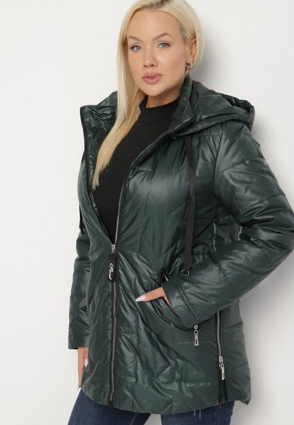 Born2be - Ciemnozielona Pikowana Kurtka Ozdobiona Pikowaniem z Odpinanym Kapturem Falerosa. Okazja: na co dzień, na spacer. Kolekcja: plus size. Kolor: zielony. Materiał: jeans. Wzór: aplikacja. Styl: casual