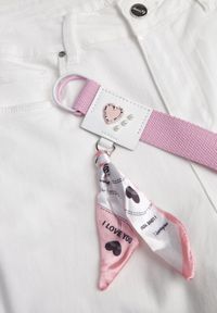 Born2be - Białe Jeansy z Bawełną i Wiskozą o Kroju Mom Fit z Apaszką i Paskiem Hetirae. Okazja: na co dzień. Kolor: biały. Styl: casual, elegancki #5