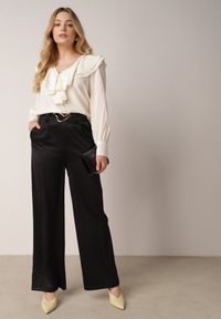 Born2be - Czarne Szerokie Spodnie z Wysokim Stanem z Domieszką Bawełny i Geometryczną Klamrą Syliteia. Okazja: na co dzień. Stan: podwyższony. Kolor: czarny. Materiał: bawełna. Wzór: geometria. Styl: casual #6
