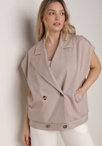 Born2be - Beżowa Garniturowa Kamizelka Oversize z Dwurzędowym Zapięciem Edriana. Okazja: na co dzień, na spotkanie biznesowe, do pracy. Kolor: beżowy. Materiał: poliester, jeans. Styl: casual, biznesowy, elegancki, klasyczny #1