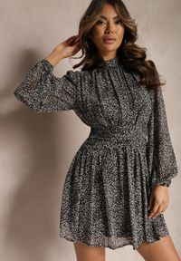 Renee - Czarna Mini Sukienka ze Stójką o Rozkloszowanym Fasonie w Modny Wzór Liremese. Typ kołnierza: kołnierzyk stójkowy. Kolor: czarny. Długość rękawa: długi rękaw. Długość: mini #3