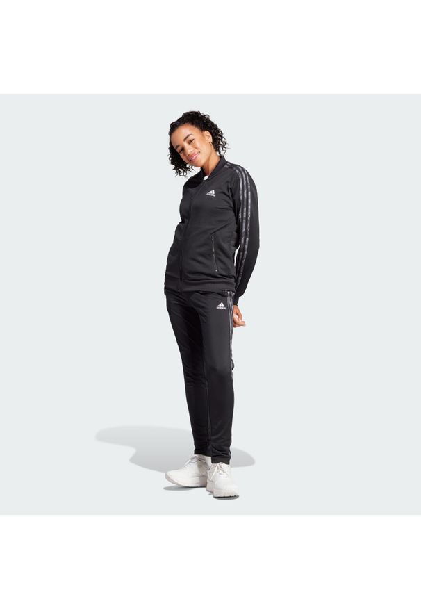Adidas - Dres Essentials 3-Stripes. Kolor: czarny, wielokolorowy. Materiał: dresówka. Sport: fitness