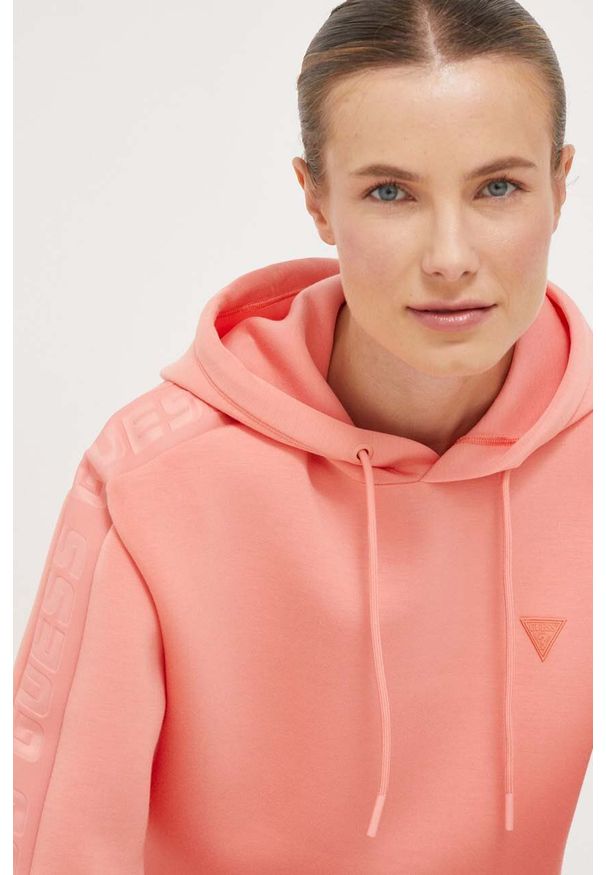 Guess bluza damska kolor pomarańczowy z kapturem z nadrukiem. Typ kołnierza: kaptur. Kolor: pomarańczowy. Materiał: materiał, dzianina, wiskoza. Wzór: nadruk