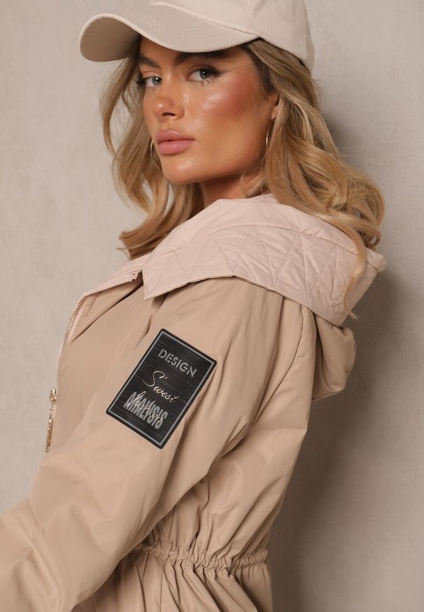 Renee - Ciemnobeżowa Kurtka o Kroju Parki z Kapturem i Ściągaczem w Talii Zizana. Okazja: na co dzień. Typ kołnierza: kaptur. Kolor: beżowy. Materiał: jeans. Wzór: ażurowy. Styl: klasyczny, elegancki, casual