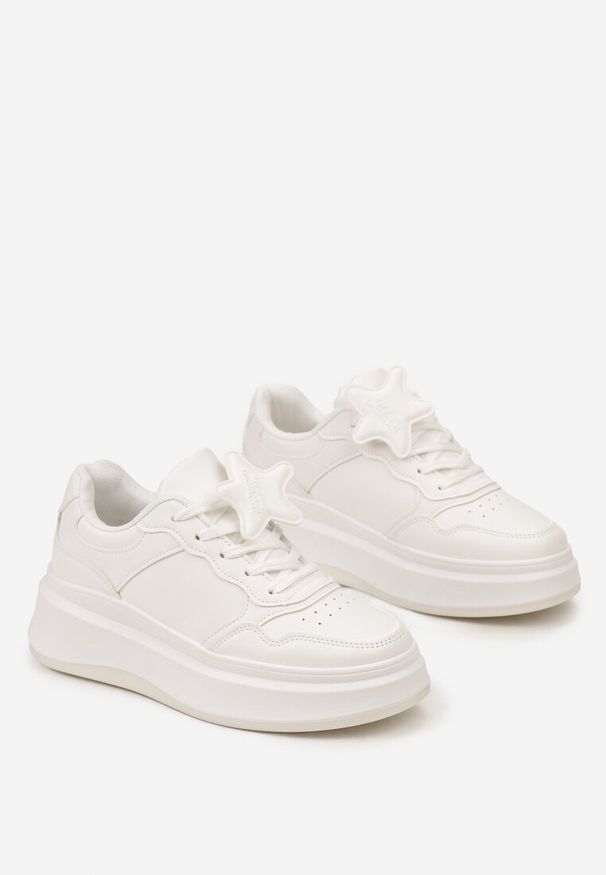 Born2be - Białe Sneakersy na Platformie z Odpinaną Gwiazdką na Sznurówkach Olrua. Kolor: biały. Wzór: aplikacja. Obcas: na platformie