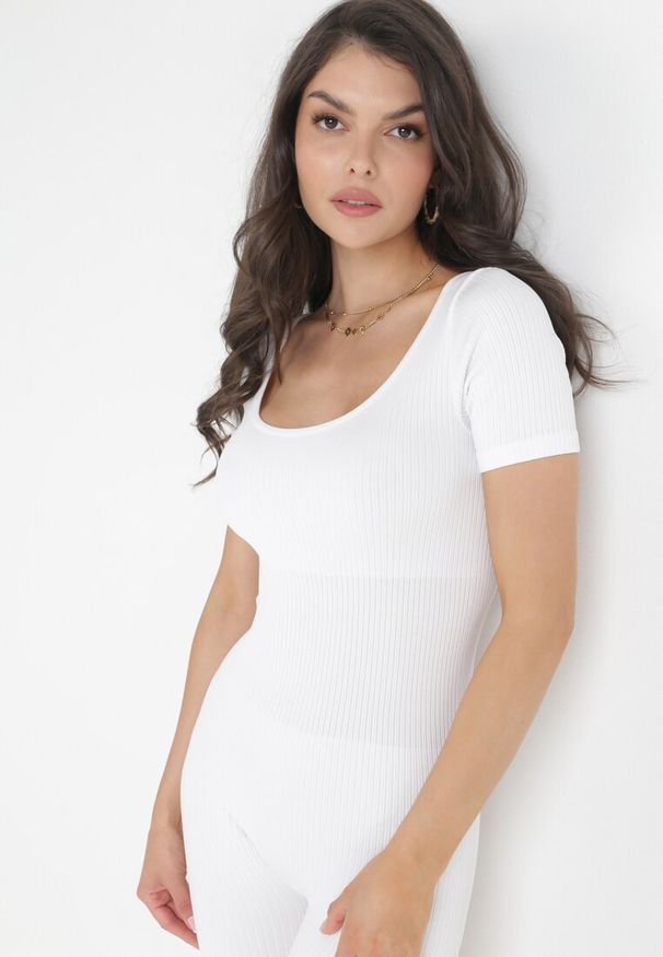 Born2be - Biały Prążkowany Kombinezon Bodycon z Krótkimi Nogawkami Tima. Kolor: biały. Materiał: prążkowany. Długość: krótkie. Sezon: lato, wiosna