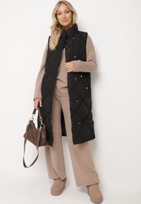 Born2be - Czarna Pikowana Kamizelka o Długim Kroju ze Stójką i Kieszeniami Avatheia. Okazja: na co dzień. Typ kołnierza: kołnierzyk stójkowy. Kolor: czarny. Materiał: jeans. Długość: długie. Wzór: aplikacja. Styl: klasyczny, casual, elegancki #7