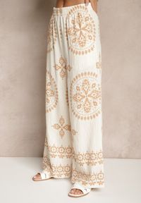 Renee - Jasnobeżowy Komplet z Wiskozy w Ornamentalny Print Koszula i Szerokie Spodnie Pasniela. Kolor: beżowy. Materiał: wiskoza. Wzór: nadruk
