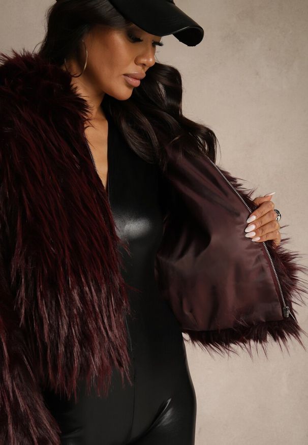 Renee - Bordowa Kurtka Futerko z Kapturem i Zapięciem na Suwak Zetora. Okazja: na co dzień. Typ kołnierza: kaptur. Kolor: czerwony. Materiał: futro. Wzór: gładki. Styl: casual, street