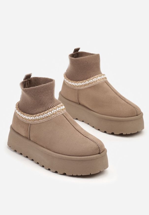 Renee - Ciemnobeżowe Śniegowce na Platformie ze Skarpetową Cholewką Erevelis. Okazja: na spacer, na co dzień. Kolor: beżowy. Materiał: jeans. Szerokość cholewki: normalna. Wzór: aplikacja. Sezon: zima. Obcas: na platformie. Styl: casual